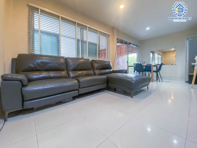 *****บ้านเดี่ยวมือสองย่านกรุงเทพฯ ม.โนเบิลจีโอ วัชรพล เนื้อที่กว้างขวางมากถึง 50.40 ตร.ว. ฟังก์ชัน 3 ห้องนอน 2 ห้องน้ำ ที่จอดรถ 2 คัน มีเรือนรับรอง ตั้งบนทำเลแห่งการเดินทาง ใกล้รถไฟฟ้าสายสีชมพู "สถานีวัชรพล" และทางด่วน "สุขาภิบาล5" จองเลย!